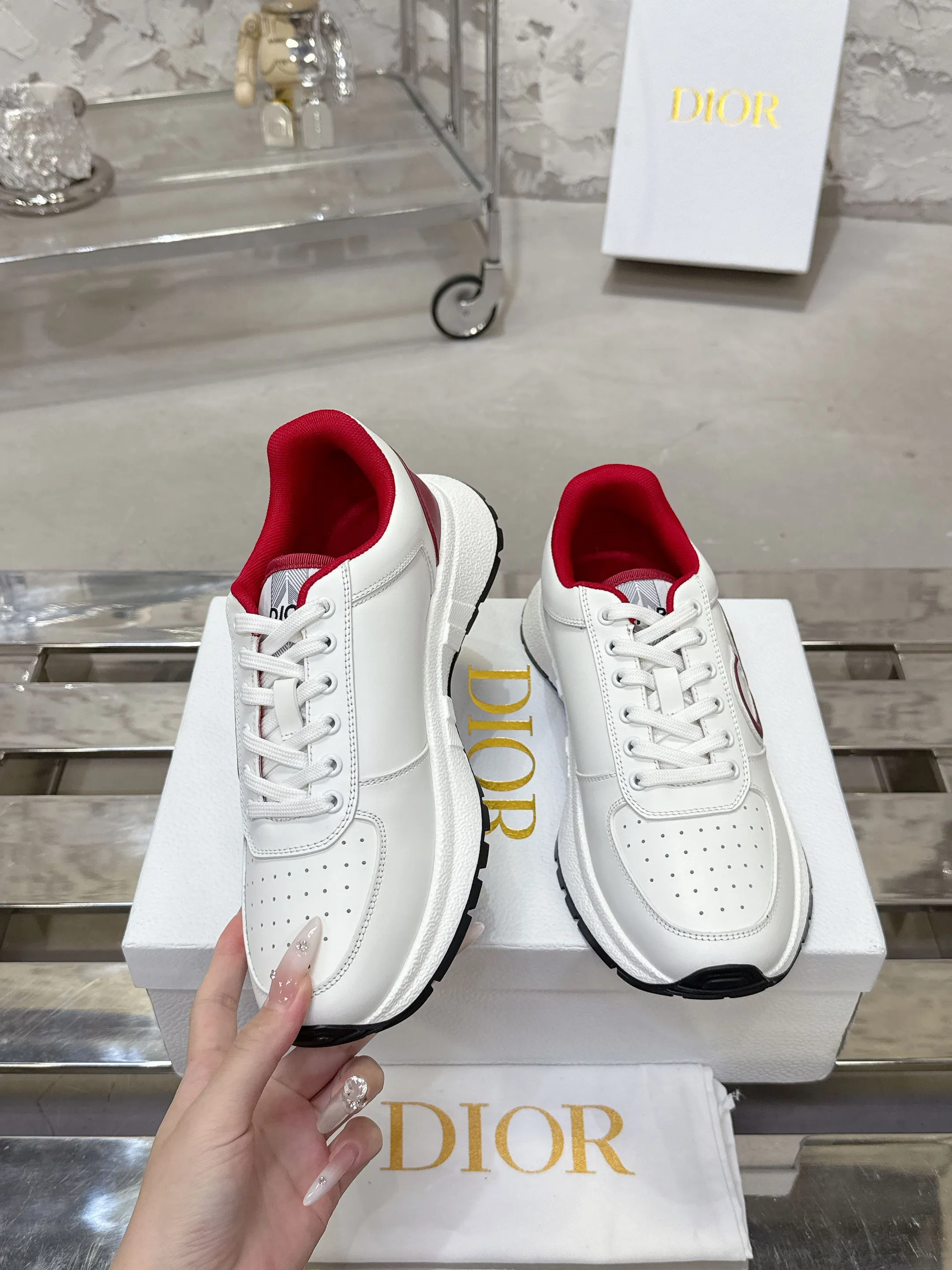 Factory price 680💰 Top version! ! ! Dior Dior's latest Run'n'Dior series, couple's thick-soled casual sneakers, originally purchased, developed and manufactured. This Run'n'Dior reinterprets sports style with an elegant and fashionable shape. The upper is crafted from white mesh fabric and features the Christian Dior Paris signature on the laces and heel. The exquisite two-color sole is light and soft, which can add a high-end temperament to all kinds of casual looks. Exquisite packaging at the delivery counter 🛍📦 ▪️Fabric: Original customized imported first-layer cowhide ▪️Inner lining: Imported original lining ▪️Sole: Original molded non-slip TPU material ▪️Size: Women's 35-41 / Men's 39-46 (Female 40 41 / Men's 38.45.46 customized)